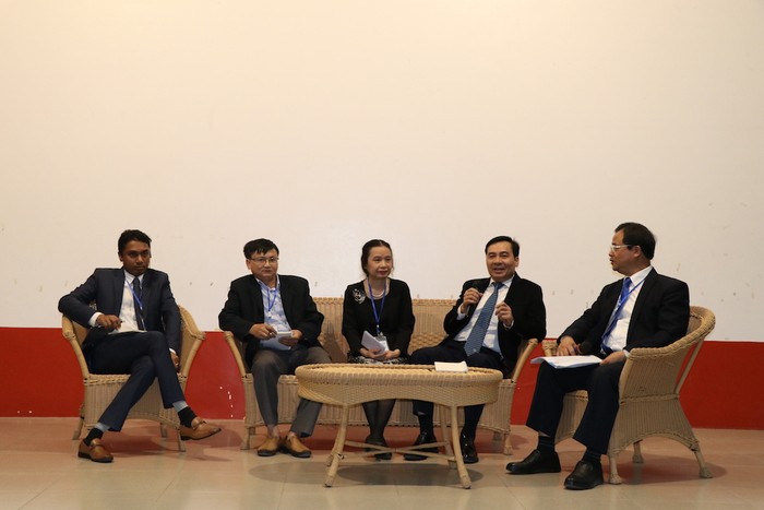 Đại diện Bộ Giáo dục và Đào tạo, Viện Khoa học Giáo dục Việt Nam, Đại học Thái Nguyên và Trường Đại học RMIT thảo luận về vấn đề Thúc đẩy mối quan hệ bền vững giữa doanh nghiệp và nhà trường.
