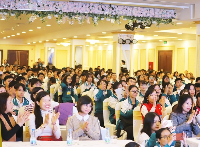 Cô và trò Trường trung học phổ thông Trần Hưng Đạo (Thành phố Nam Định) tham dự Hội thảo.