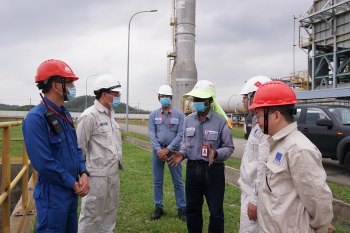 Tổng Giám đốc BSR Bùi Minh Tiến (thứ hai bên trái) trao đổi với các chuyên gia O&amp;M về công tác phòng, chống bão.
