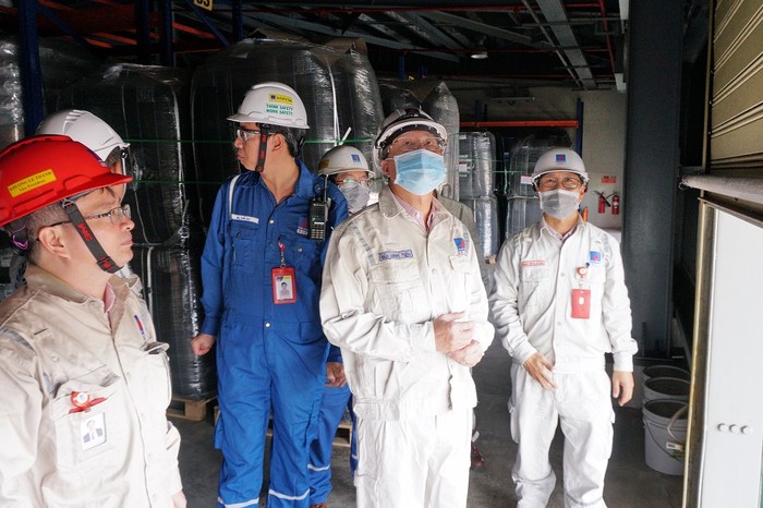 Lãnh đạo Công ty kiểm tra công tác phòng chống bão tại Kho hóa phẩm xúc tác.