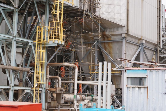Ban Bảo dưỡng sửa chữa tháo các giàn giáo tại phân xưởng FRCC của Nhà máy Lọc dầu Dung Quất.