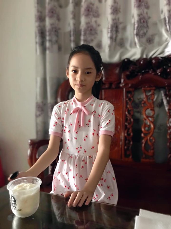 Minh Anh xinh xắn trong chiếc váy của mẹ em may, đó cũng chính là sở thích của cô trò nhỏ. (Ảnh: NVCC)