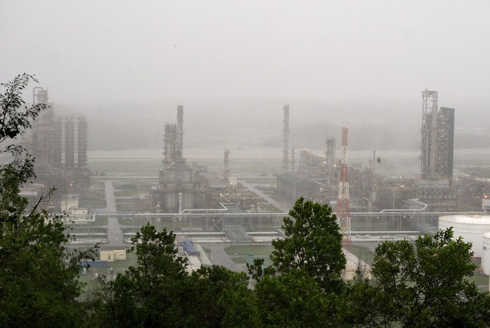 Nhà máy Lọc dầu Dung Quất vẫn hoạt động an toàn, ổn định và liên tục trong cơn bão số 9. Ảnh chụp lúc 8h00 ngày 28/10.