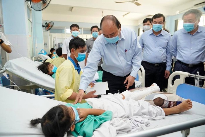 Thủ tướng tới thăm các nạn nhân đang điều trị tại Bệnh viện Đa khoa tỉnh Quảng Nam. Ảnh: VGP/Quang Hiếu