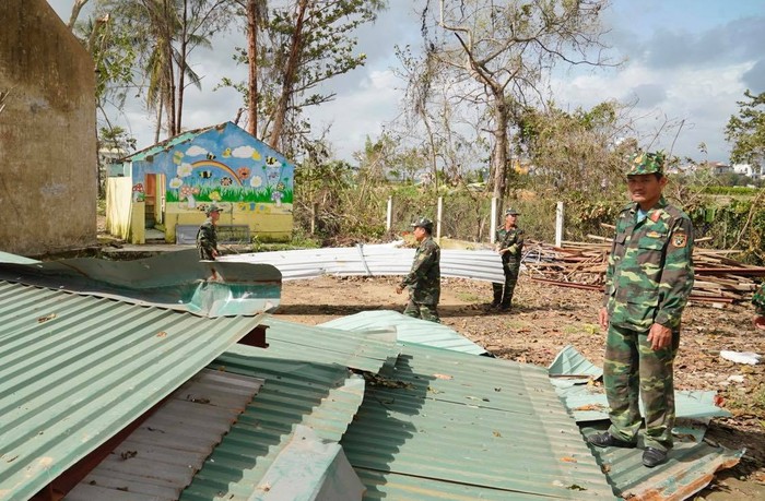 Hàng trăm trường học, cơ sở y tế của Quảng Ngãi bị hư hỏng sau bão số 9. Ảnh: VGP/Quang Hiếu