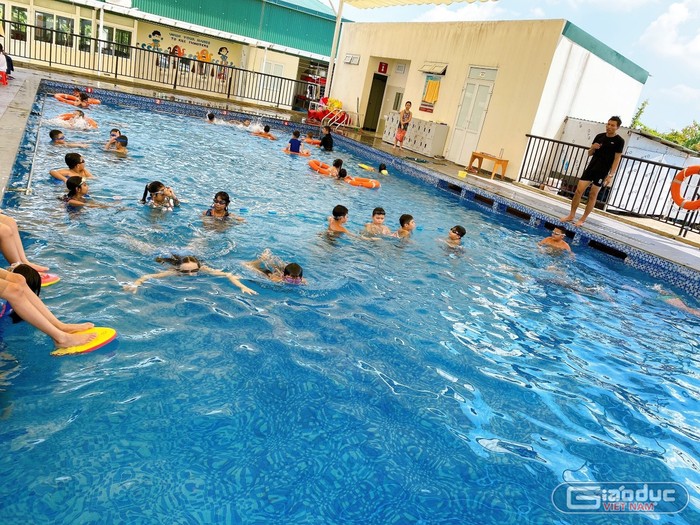 Môn bơi lội là một kỹ năng quan trọng giúp học sinh xử lý tốt những nguy hiểm do thiên tai gây ra. Ảnh: Giáo viên cung cấp.