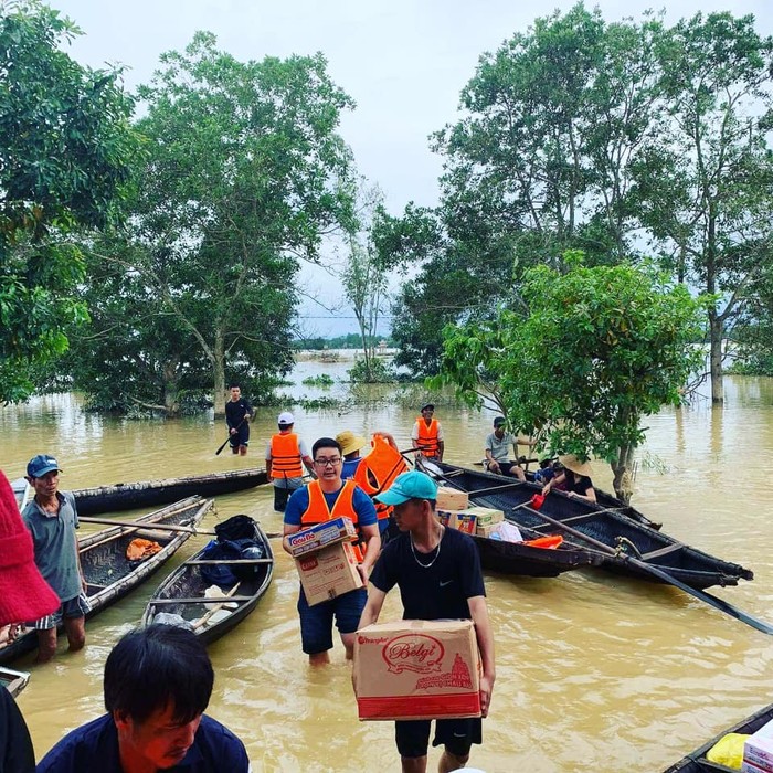 Hình ảnh những chiếc xe băng nước cứu trợ đồng bào trong nước lũ. Ảnh: Báo Thừa Thiên Huế.