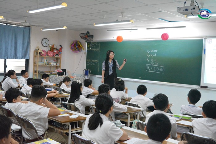 Nhà giáo Lê Thị Bích Dung đang truyền lửa niềm đam mê, tìm tòi tư duy toán học.