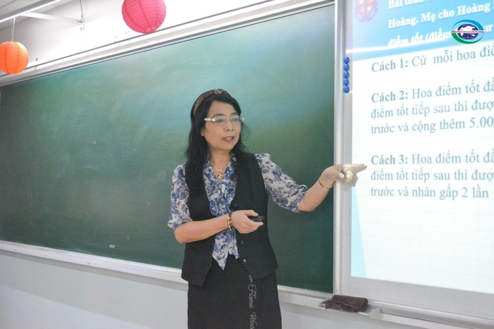 Nhà giáo Lê Thị Bích Dung đang say sưa với tiết dạy học truyền cảm hứng.