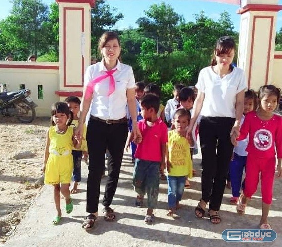 Cô Nguyễn Thị Ánh Tuyết (trái) và cô Nguyễn Thị Mỹ Liên (phải) cùng học trò. (Ảnh: Nhân vật cung cấp)