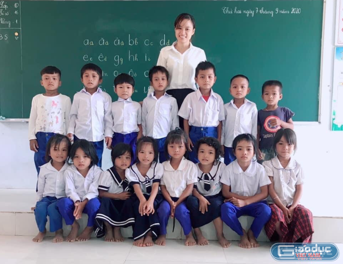 Cô giáo Nguyễn Thị Mỹ Liên từ chối về xuôi dạy học để được đồng hành cùng học sinh vùng cao. (Ảnh: Nhân vật cung cấp)