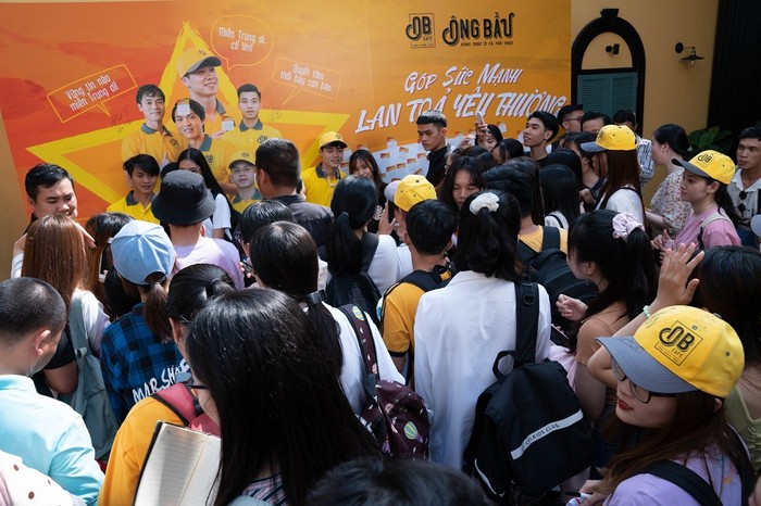 Các cầu thủ giao lưu cùng các fan hâm mộ trong ngày chính thức trở thành ông chủ cà phê Ông Bầu.