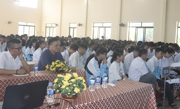Hội thảo thu hút sự quan tâm tham gia của gần 500 thầy, cô, phụ huynh và học sinh của Trường Trung học phổ thông Ngô Quyền (Thành phố Thái Nguyên).