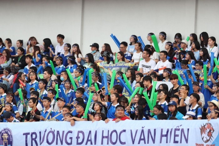Gần 3.000 sinh viên trường Đại học Văn Hiến cổ vũ đội trường đá trận khai mạc trên sân vận động Thống Nhất. Ảnh: Đức Đồng