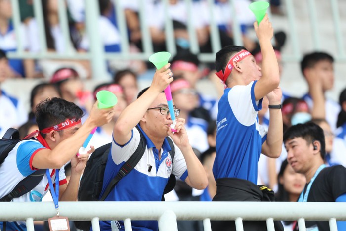 Dù SV-League năm nay diễn ra gần như trùng với lịch thi và lịch học tăng cường của trường Đại học Sư phạm Kỹ thuật Thành phố Hồ Chí Minh nhưng các cổ động viên vẫn tràn đầy năng lượng và luôn có mặt đầy đủ trong các trận bóng của trường. Ảnh: Đức Đồng