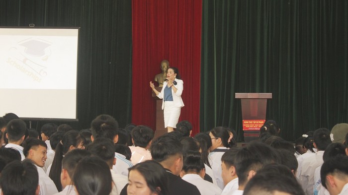 Tiến sĩ Ngô Thị Mỹ Hạnh – CEO NexEdu, Giảng viên Đại học Kinh tế Quốc dân định hướng nghề nghiệp cho học sinh Trường Trung học phổ thông Ngô Quyền, Thành phố Thái Nguyên.