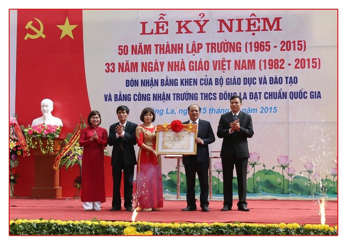 Ông Nguyễn Trung Thuận – Phó Chủ tịch huyện Hoài Đức trao Bằng công nhận trường đạt chuẩn Quốc gia nhân dịp kỷ niệm 50 thành lập Trường Trung học cơ sở Đông La.