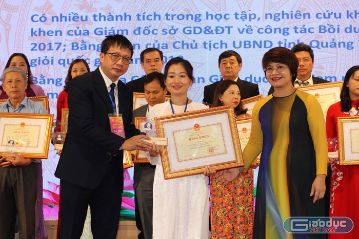 Cô giáo Lê Si Na nhận bằng khen tại lễ vinh danh (Ảnh: PM)
