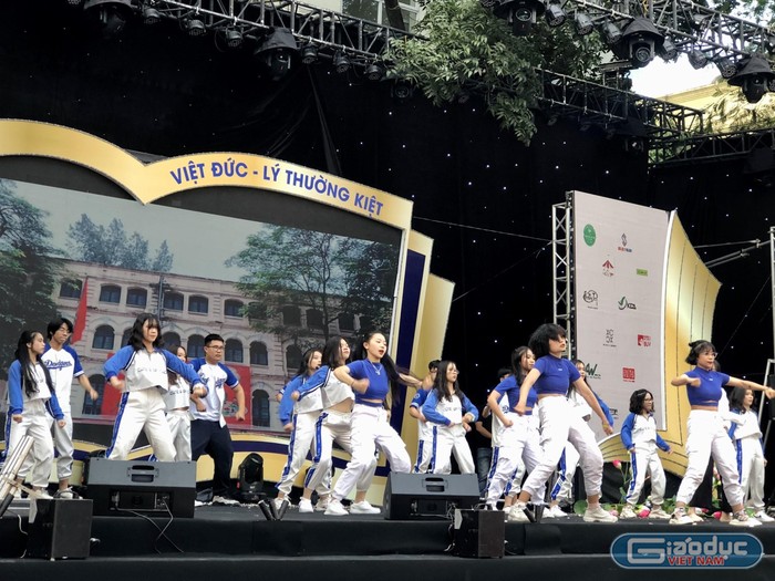 Những phần vũ đạo đầy cuốn hút, sôi động của học sinh Trường Trung học phổ thông Việt Đức. (Ảnh: NM)