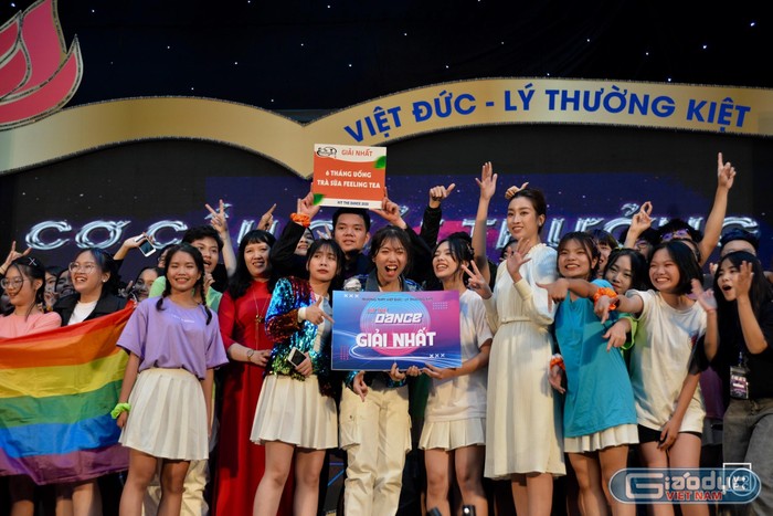 Kết thúc cuộc thi, giám khảo Hoa hậu Đỗ Mỹ Linh - Cựu học sinh Trường Trung học phổ thông Việt Đức đã lên trao tặng giải nhất cho đội thi Nhà 7- Sang đến từ các tập thể lớp 10D4, 11A5 và 12D2. Chúc mừng nhà 7 với phần thể hiện đầy ấn tượng đã giành được giải nhất trong cuộc thi HIT THE DANCE 2020. (Ảnh: NM)