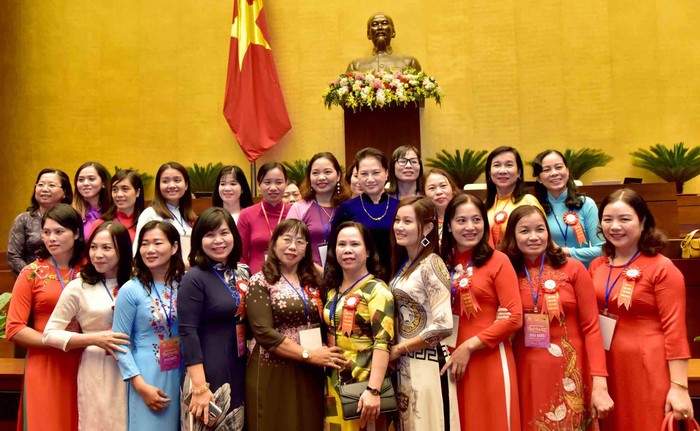 Chủ tịch Quốc hội Nguyễn Thị Kim Ngân gặp mặt các nhà giáo, cán bộ quản lý giáo dục tiêu biểu. (Ảnh: Đại biểu nhân dân)