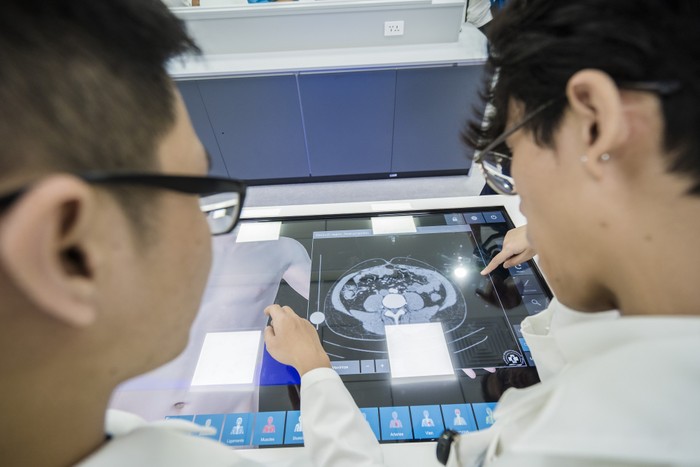 Bàn giải phẫu tương tác ảo có thể xem là một công cụ mới, đặc biệt hữu ích cho đào tạo y khoa thế giới cũng như tại Việt Nam