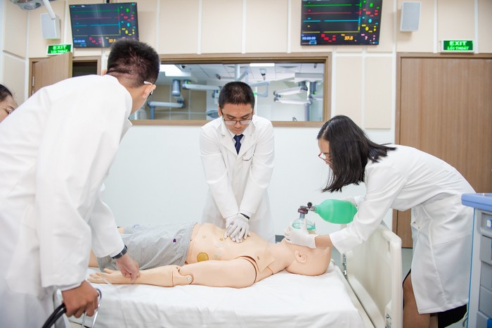 Sinh viên Viện Khoa học Sức khỏe thực hành tại Trung tâm mô phỏng với trang thiết bị máy móc được thiết kế giống như một “bệnh viện thu nhỏ” hiện đại