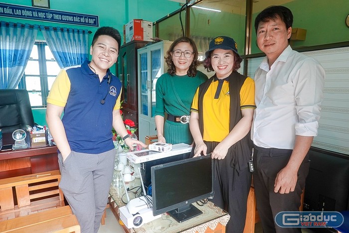 Trường Tiểu học và Trung học cơ sở Everest cũng đã hỗ trợ 1 bộ máy tính, máy chiếu để hỗ trợ công tác giảng dạy. Ảnh: Nhà trường cung cấp