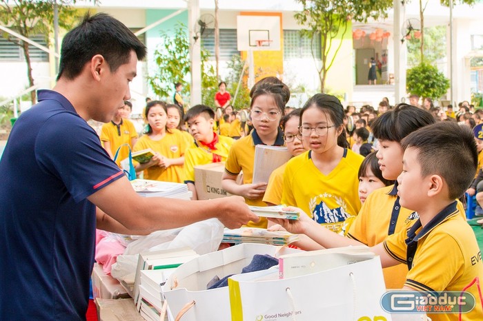 Nhiều sách vở, đồ dùng học tập đã được các em học sinh Everest quyên góp để gửi đến các bạn học sinh miền Trung. Ảnh: Nhà trường cung cấp