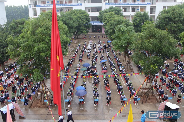 Hơn 1000 học sinh Trường Trung học phổ thông Giáp Hải tham gia buổi hội thảo.