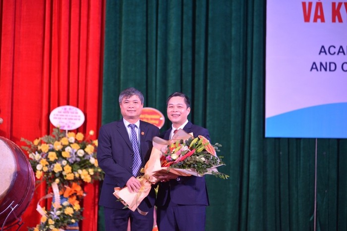 Phó giáo sư, Tiến sĩ Trần Thanh Vân – Phó Giám đốc, Phó Chủ tịch Công đoàn Đại học Thái Nguyên tặng hoa cán bộ, giảng viên và sinh viên Khoa Quốc tế