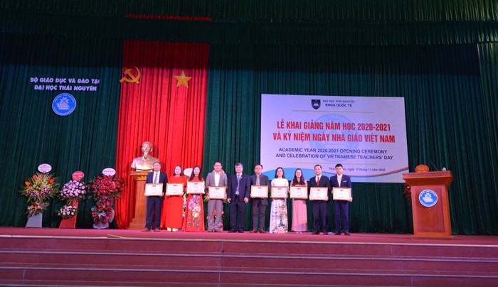 Phó giáo sư, Tiến sĩ Trần Thanh Vân – Phó Giám đốc, Phó Chủ tịch Công đoàn Đại học Thái Nguyên tặng danh hiệu chiến sĩ thi đua cho các cá nhân có thành tích xuất sắc của Khoa Quốc tế