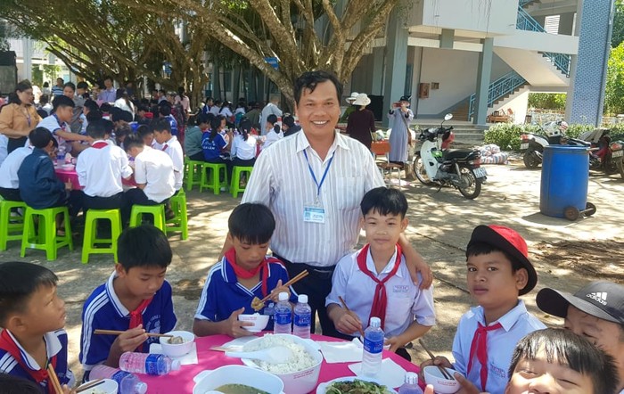 Thầy Đỗ Công Bình, Phó hiệu trưởng Trường Trung học cơ sở Tân Lâm cùng học sinh trong “Bữa cơm tình thầy trò&quot; lần thứ 9. (Ảnh do tác giả cung cấp)