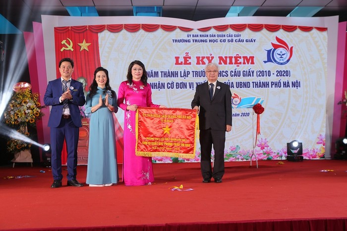 Trường Trung học cơ sở Cầu Giấy vinh dự đón nhận Cờ thi đua xuất sắc do Ủy ban nhân dân Thành phố Hà Nội trao tặng.