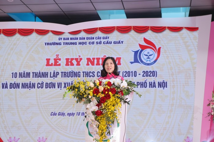 Bà Trần Thị Phương Hoa - Bí thư quận ủy quận Cầu Giấy phát biểu tại buổi lễ