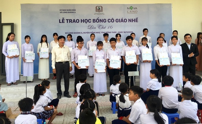 Đại diện Tập đoàn Novaland trao học bổng Cô giáo Nhế tới tận tay các em học sinh xã Long Khánh (Hồng Ngự, Đồng Tháp)