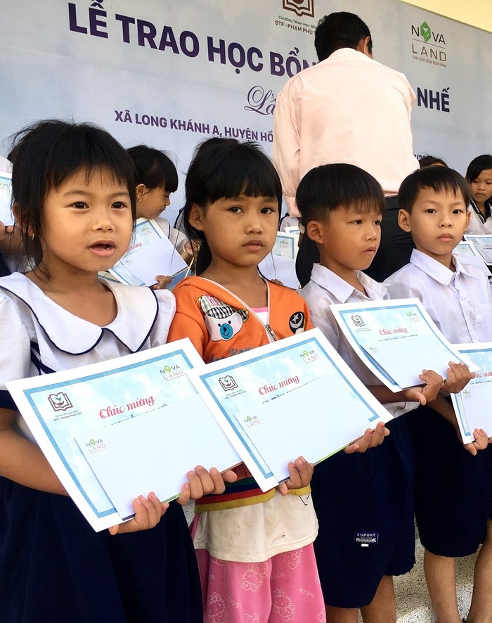 Các em học sinh tại xã Long Khánh, huyện Hồng Ngự, tỉnh Đồng Tháp trong ngày nhận học bổng Cô giáo Nhế.