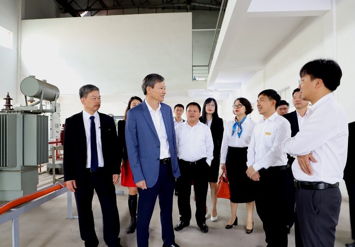 Tổng Giám đốc EVN Trần Đình Nhân và đoàn công tác tham quan cơ sở vật chất của trường Cao đẳng Điện lực miền Bắc.