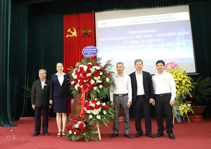 Tổng Giám đốc EVNNPC Đỗ Nguyệt Ánh tặng hoa chúc mừng các thầy, cô giáo trường Cao đẳng Điện lực miền Bắc nhân dịp kỷ niệm 38 năm ngày Nhà giáo Việt Nam (20/11/1982 – 20/11/2020).