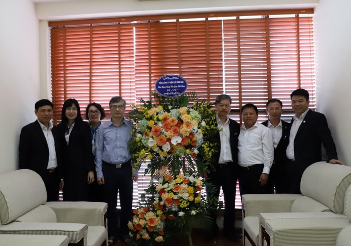 Phó Tổng Giám đốc EVNNPC Lê Quang Thái tặng hoa chúc mừng các thầy, cô giáo trường Đại học Điện lực nhân Ngày Nhà giáo Việt Nam.