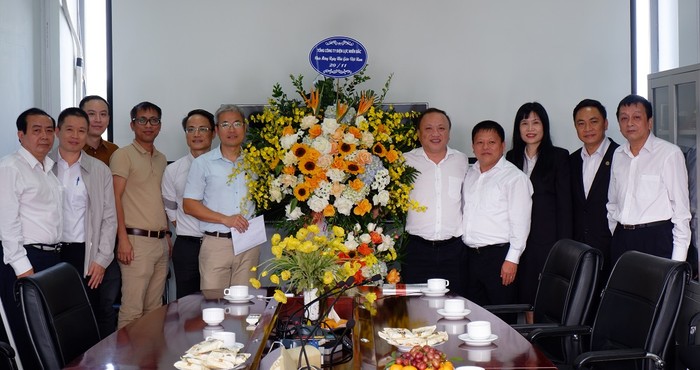Phó Tổng Giám đốc EVNNPC Vũ Anh Phương tặng hoa chúc mừng các thầy, cô giáo trường Đại học Bách Khoa nhân Ngày Nhà giáo Việt Nam.