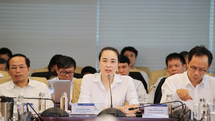 Bà Đỗ Nguyệt Ánh – Thành viên Hội đồng Thành viên, Tổng Giám đốc EVNNPC phát biểu tại buổi họp