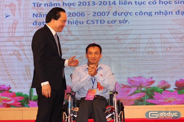 Thầy giáo Thái Thành Thuận xúc động đón nhận sự chia sẻ, động viên từ Bộ trưởng Bộ Giáo dục Phùng Xuân Nhạ trong buổi lễ vinh danh Nhà giáo tiêu biểu toàn quốc năm 2020 (Ảnh: Phạm Minh)