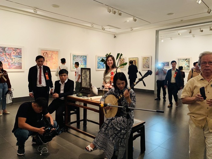 Đông đúc độc giả đã đến dự và tham quan triển lãm hội họa Truyện Kiều các tác phẩm của họa sĩ Nguyễn Tuấn Sơn.