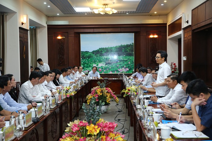 Phó Thủ tướng Vũ Đức Đam làm việc với lãnh đạo tỉnh Long An. Ảnh: VGP/Đình Nam