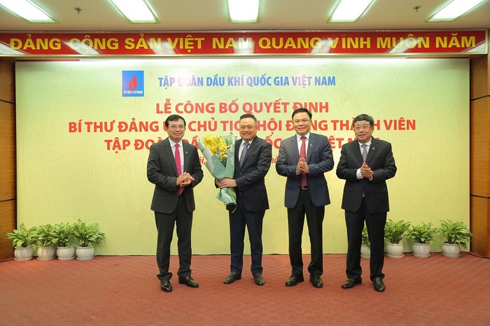 Đồng chí Hoàng Quốc Vượng và Lãnh đạo Tập đoàn tặng hoa tri ân đồng chí Trần Sỹ Thanh.