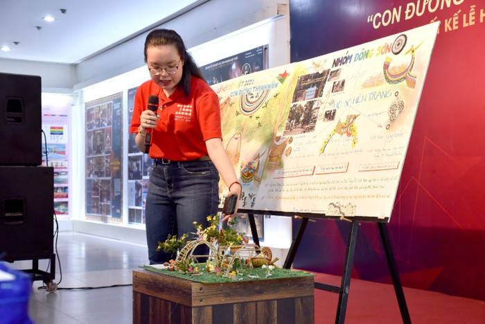 Sinh viên ngành Thiết kế Nội thất Đại học Văn Lang cộng tác cùng Nhà Văn hóa Thanh niên trong dự án thiết kế “Lễ hội Tết Việt 2021 – Con đường Thanh niên”.