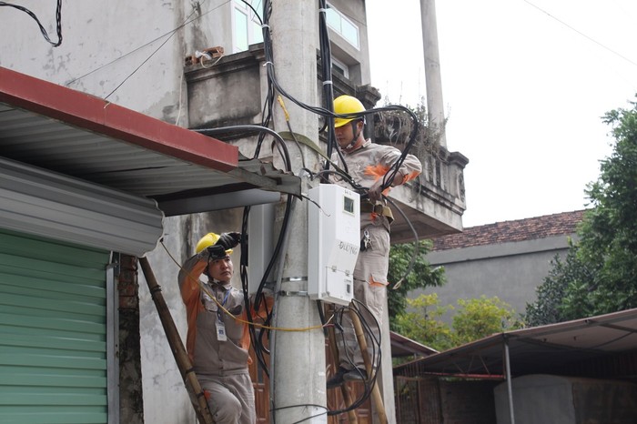 Công nhân Điện lực Thành phố Bắc Ninh lắp đặt công tơ điện tử