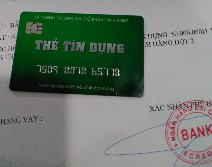 Thẻ tín dụng giả mạo sử dụng mập mờ tên Ngân hàng Đại chúng Bank, dễ gây nhầm lẫn với Ngân hàng Thương mại Cổ phần Đại Chúng Việt Nam (PVcomBank)