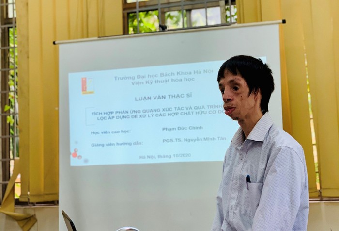 Phạm Đức Chinh trong buổi bảo vệ luận văn Thạc sĩ tại Trường Đại học Bách Khoa Hà Nội – Viện Kỹ thuật Hóa học.